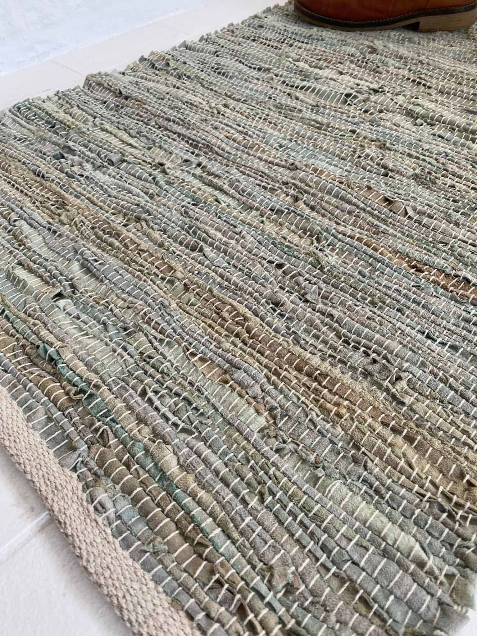 Gulvtæppe i skind – Duset grøn 70×200